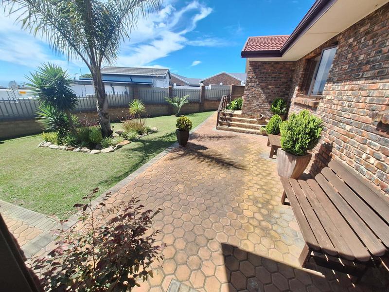 4 Bedroom Property for Sale in Hartenbos Heuwels Western Cape